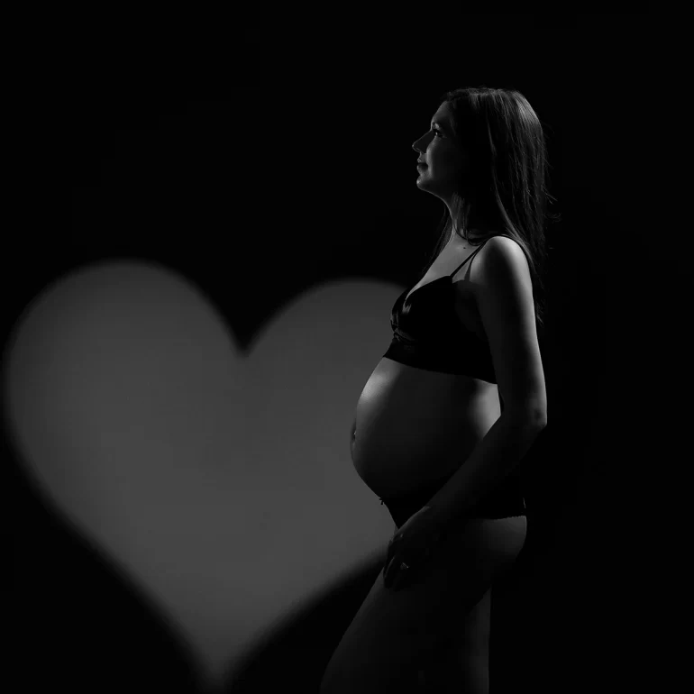 Minimal B&W; simple outfit; heart‑shaped backlight; intimate mood.