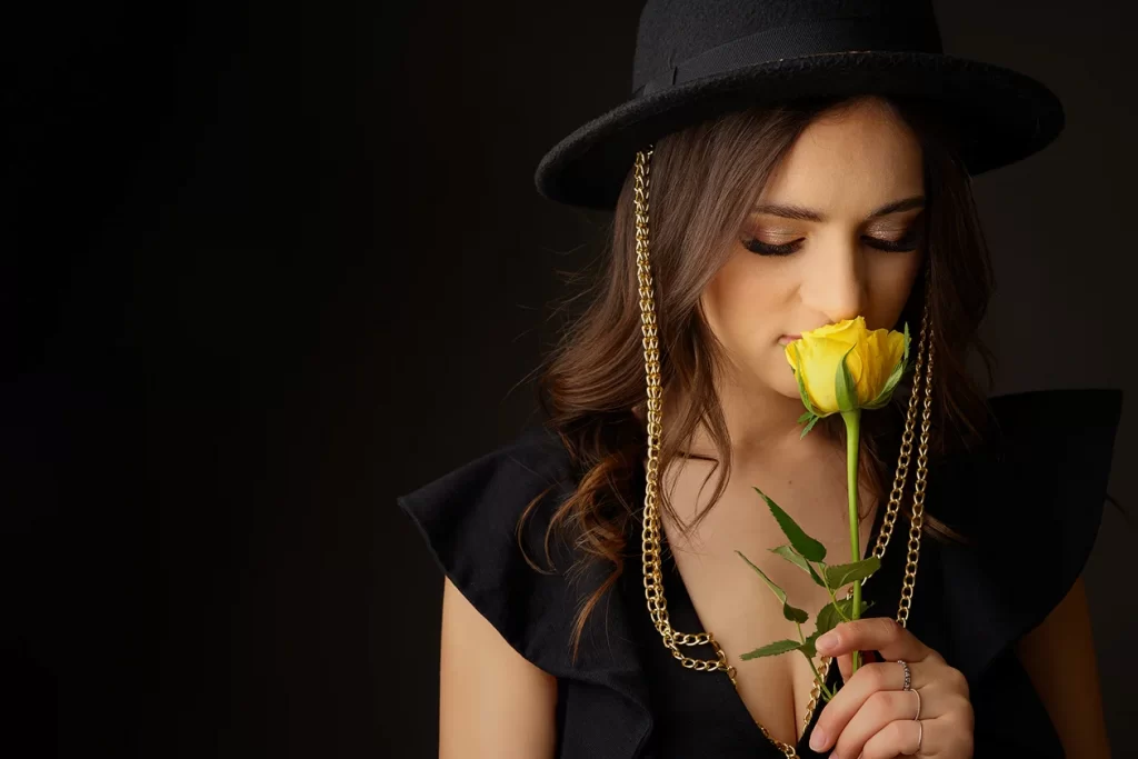 Family & Portrait Photoshoot – Mihaela Mocanasu Photography Portrait photoshoot with a woman wearing a black hat and holding a yellow rose – elegant fine art portrait photography by Mihaela Mocanasu, Stanmore, North West London.